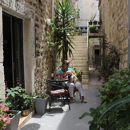 Street Garden Apartment Hvar Town Extérieur photo