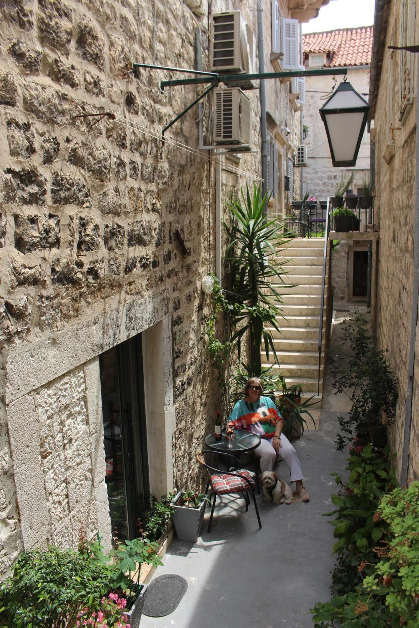 Street Garden Apartment Hvar Town Extérieur photo